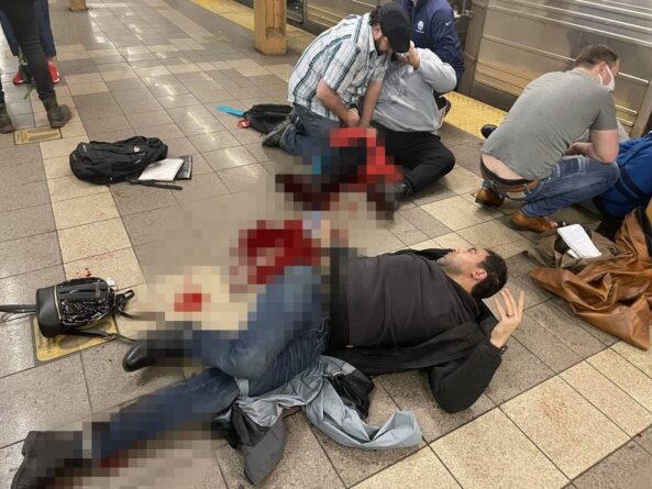 пострадавшие мужчины на полу в метро