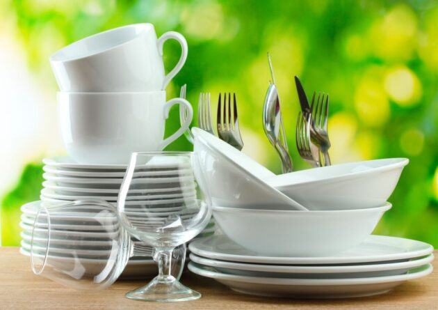 белые тарелки и чашки