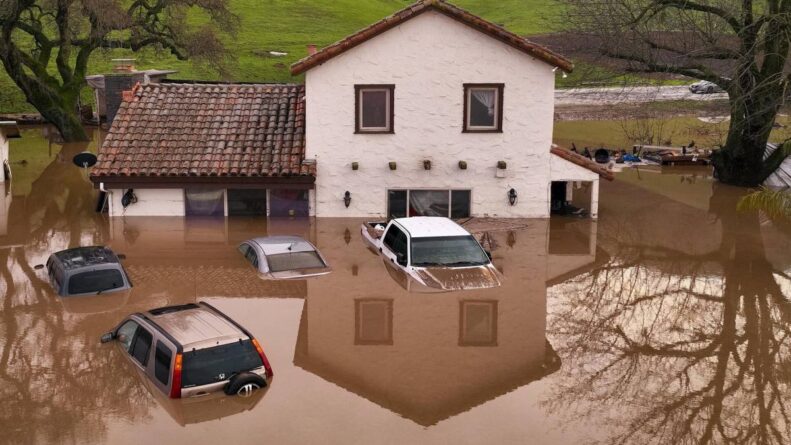 затопленные машины и дом