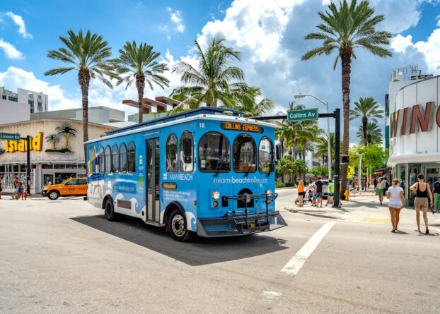 синий автобус в майами