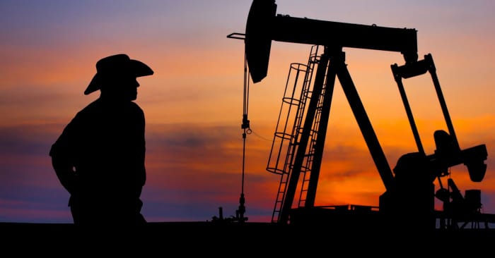 нефтедобывающая вышка и техасец на закате