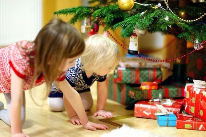 дети под елкой возле подарков