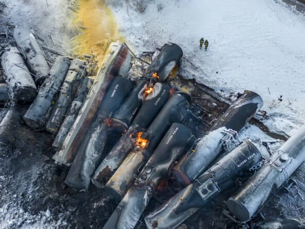 перевернувшиеся вагоны горят на снегу