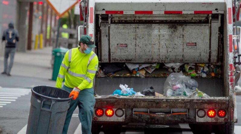 Экономика и финансы: Сколько зарабатывают мусорщики и как делают деньги на мусоре в США?