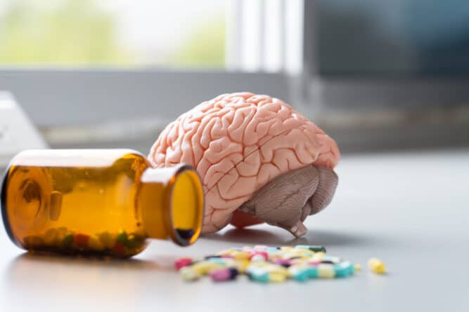 искусственный мозг и пузырек с таблетками