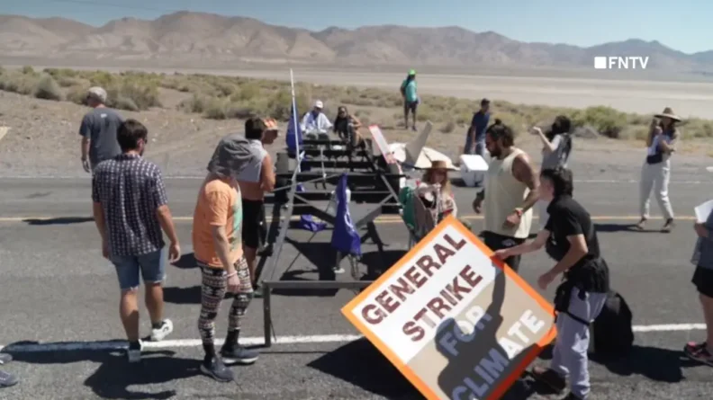 активисты на дороге в пустыне