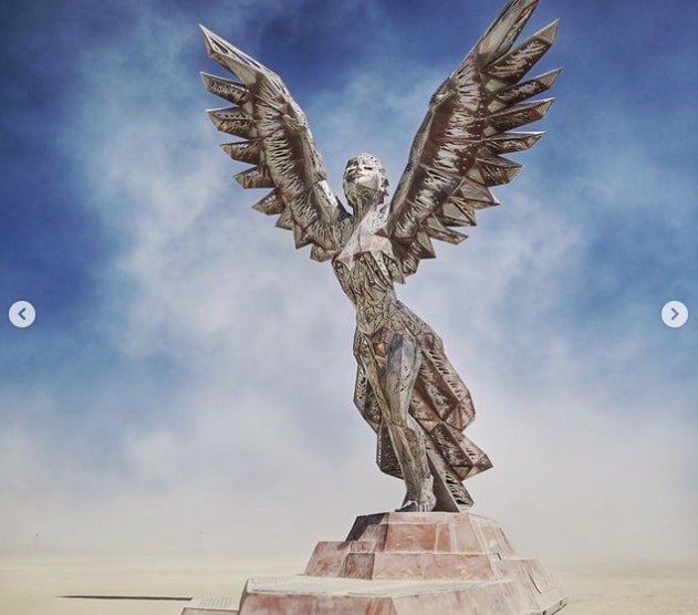 скульптура женщины с крыльями