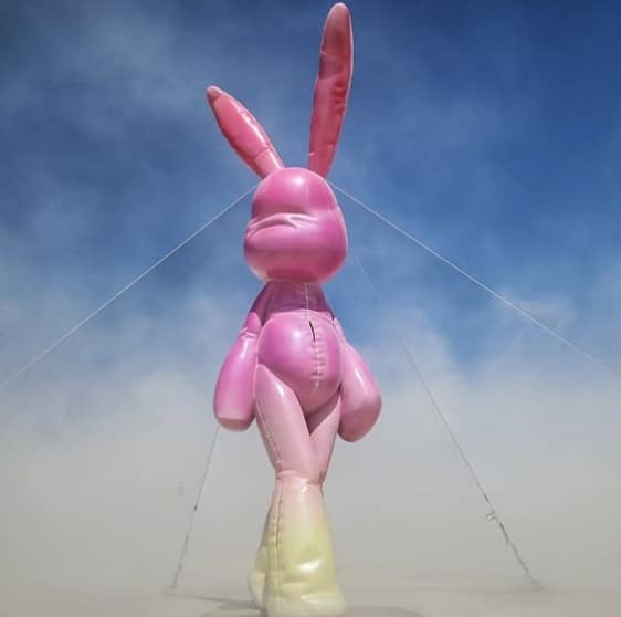 скульптура розового зайца