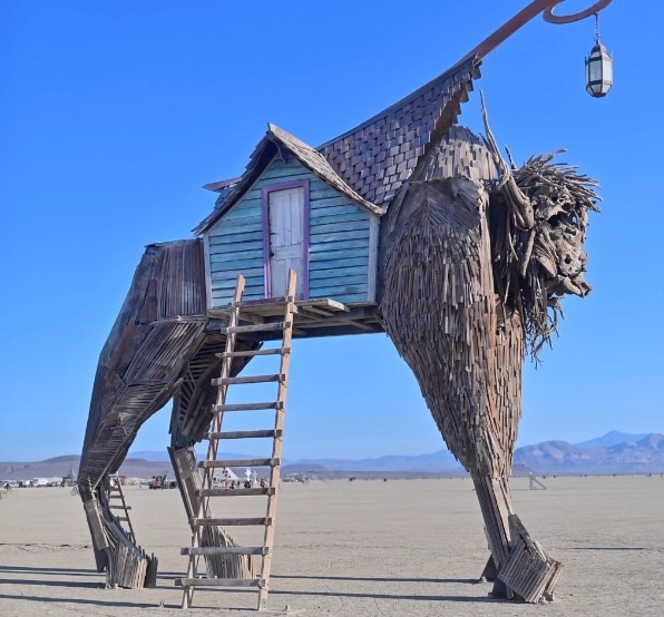 скульптура животного в пустыне невады