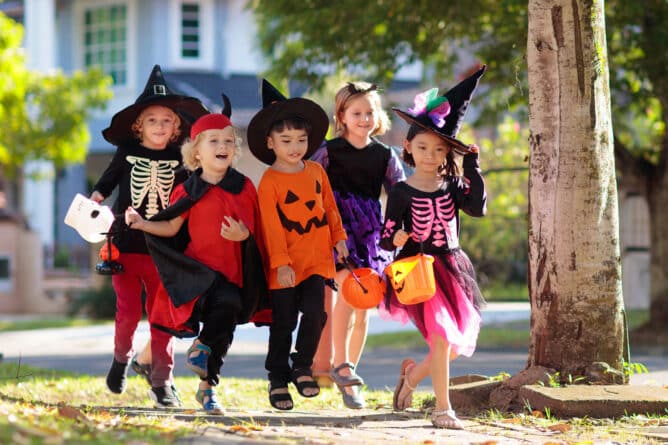 дети в костюмах к хэллоуину