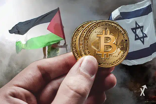 биткоин в руке на фоне флагов израиля и палестины