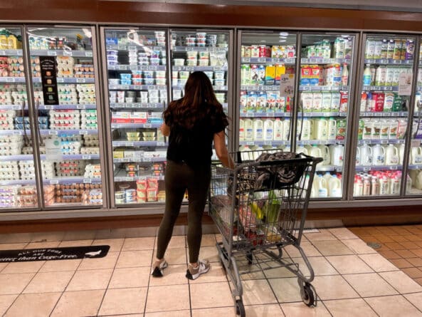женщина с тележкой в супермаркете