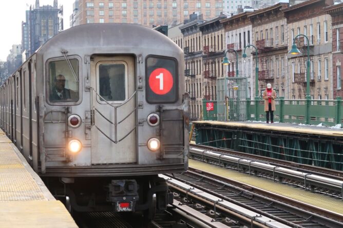 поезд метро в нью-йорке