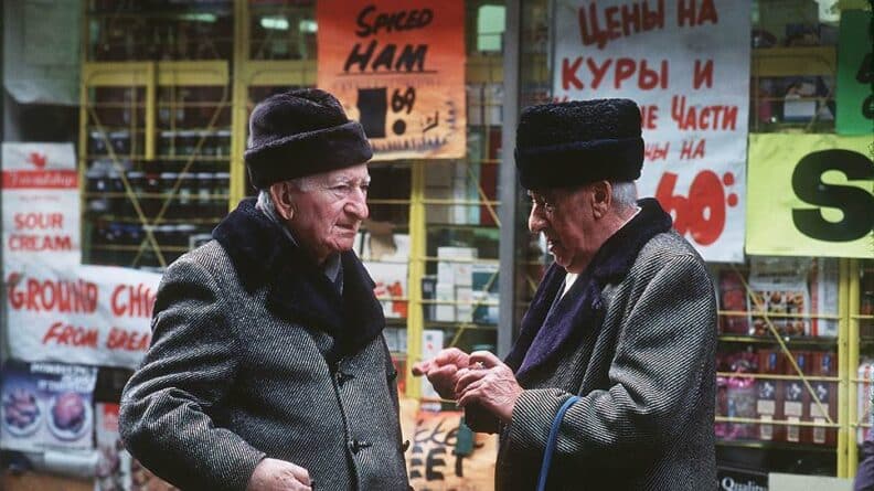 два пожилых мужчины на улице